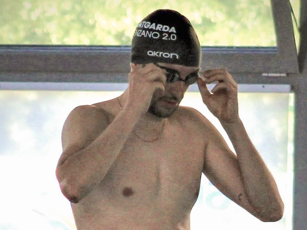 luca-matia-gozzi-in-piscina-durante-una-gara-di-nuoto